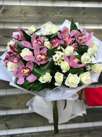 Букет цветов из: Розы и Хризантемы в Посёлок Гжельского кирпичного завода