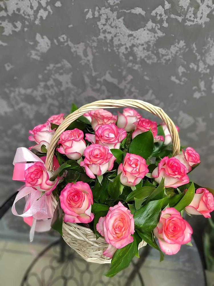 Цветочная композиция из Розы в корзине в Посёлок Гжельского кирпичного завода