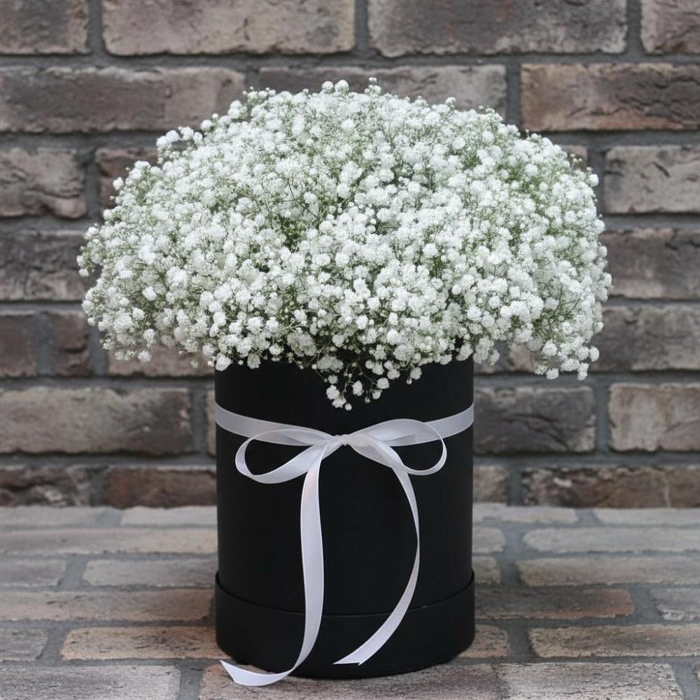 Цветочная композиция из Гипсофила в шляпной коробке в Посёлок Гжельского кирпичного завода