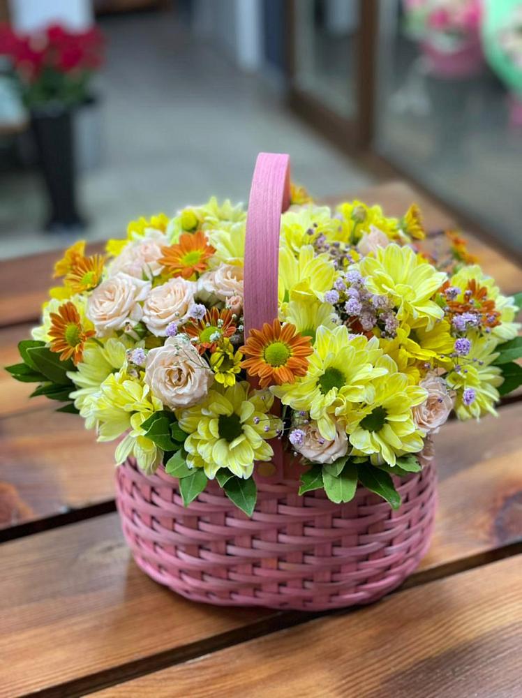 Цветочная композиция из Хризантемы и Розы в корзине в Посёлок Гжельского кирпичного завода